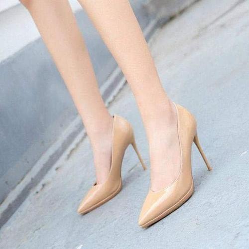 性感与高跟鞋的碰撞,流露出华丽的宫廷风范