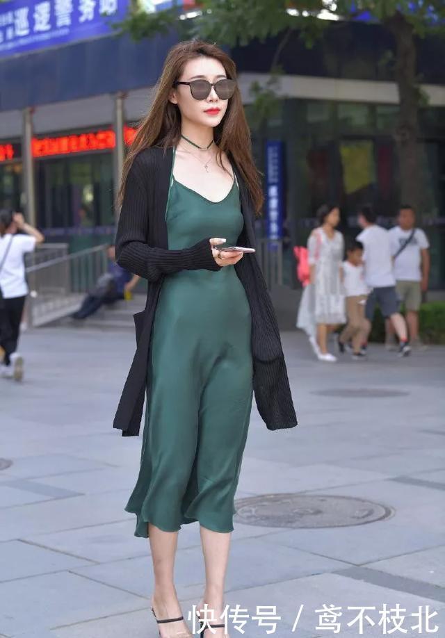  显得■小姐姐脚上穿着一双一字带的裸色高跟鞋，能够让双脚显得更加迷人