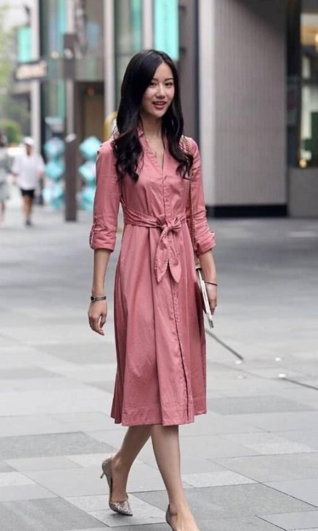 美女|路人街拍,美女搭配粉红色抹胸,看起来魅力十足