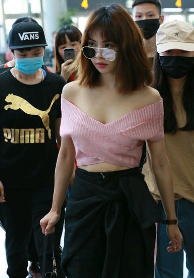 37岁舞娘蔡依林现身机场,再现超大胆着装,上衣就两根布条