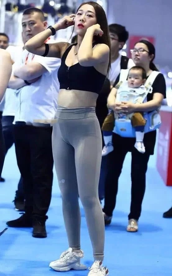 运动中的小姐姐最美，紧身装下勒出迷人线条