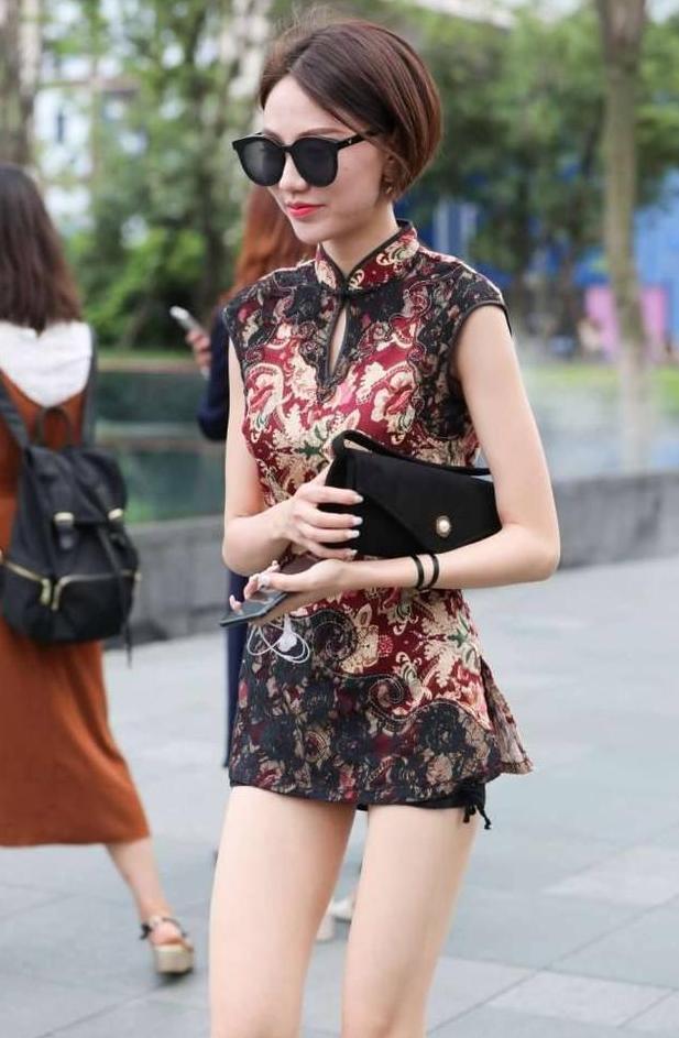 街拍: 穿旗袍的小姐姐, 身材高挑皮肤白皙, 让人忍不住侧目