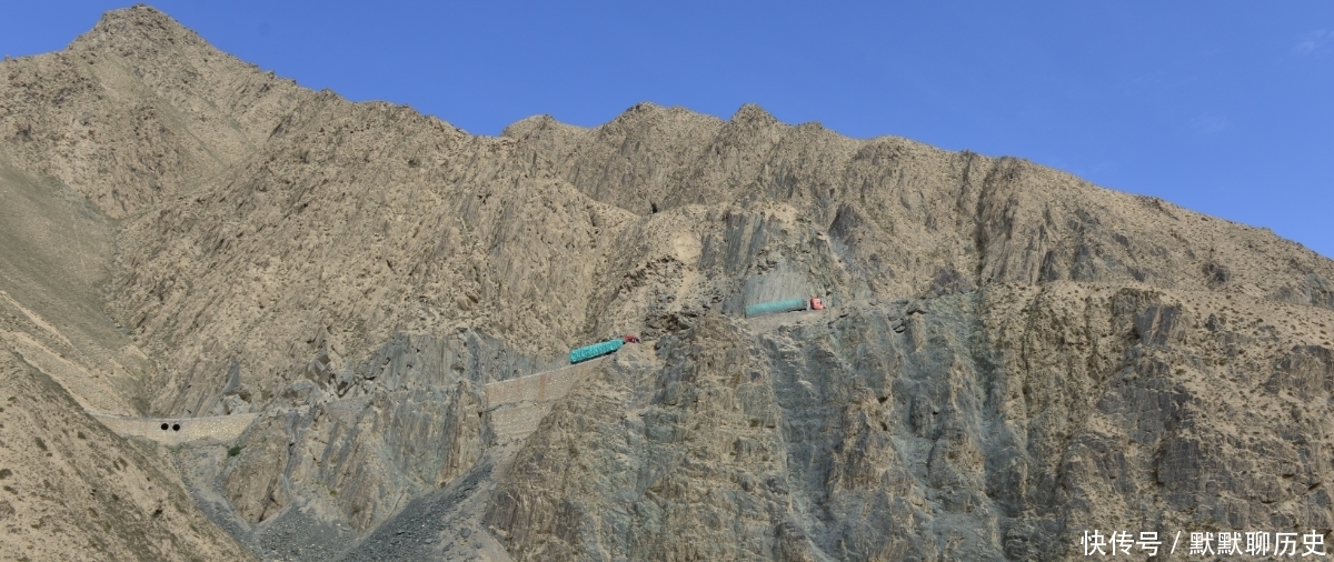 天路零公里出发,一小时海拔升高3000米,昆仑山脸色好严肃