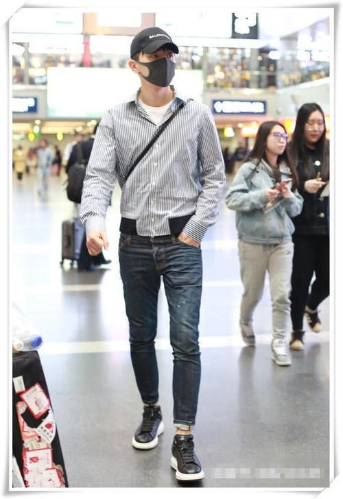 邓伦的私家服真的很“普通”，这裤子也太紧了吧，网友：看着好娘