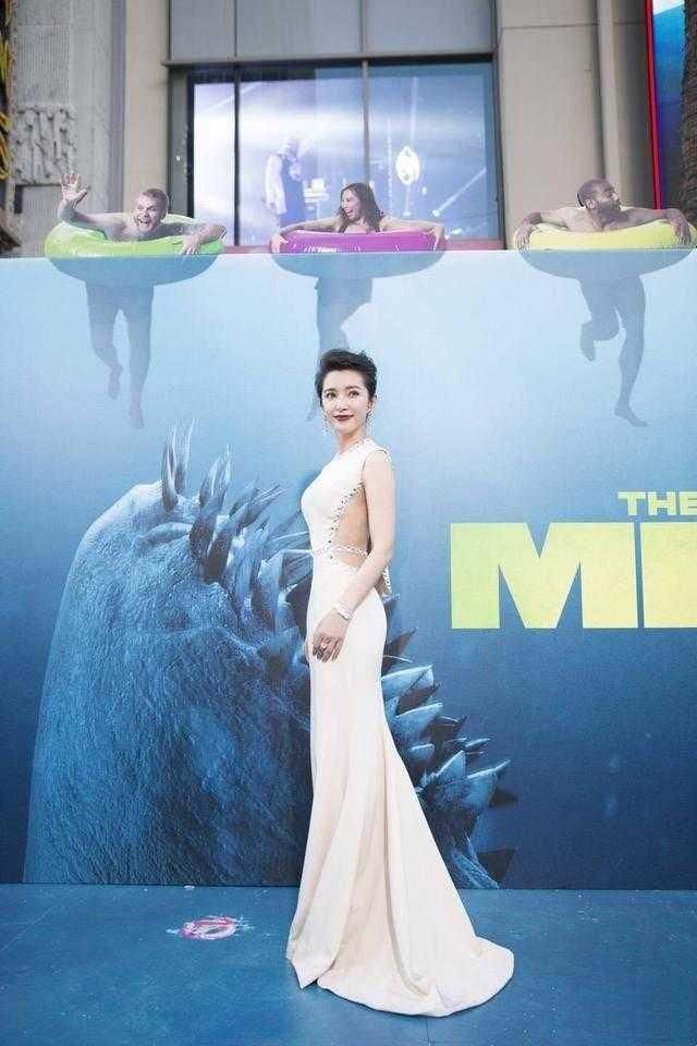 李冰冰真会穿!露背长裙惊艳全场,这身材体态可不像是45岁的人