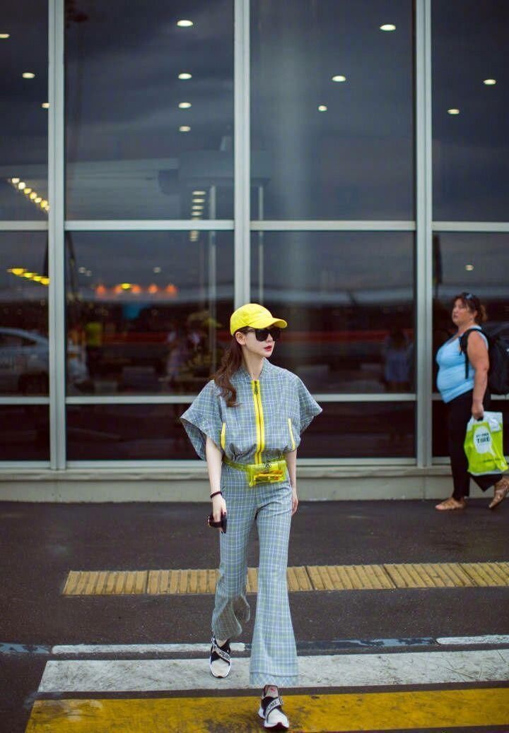 李承铉不管管吗?戚薇走性感风穿的这么少就来机场秀了!