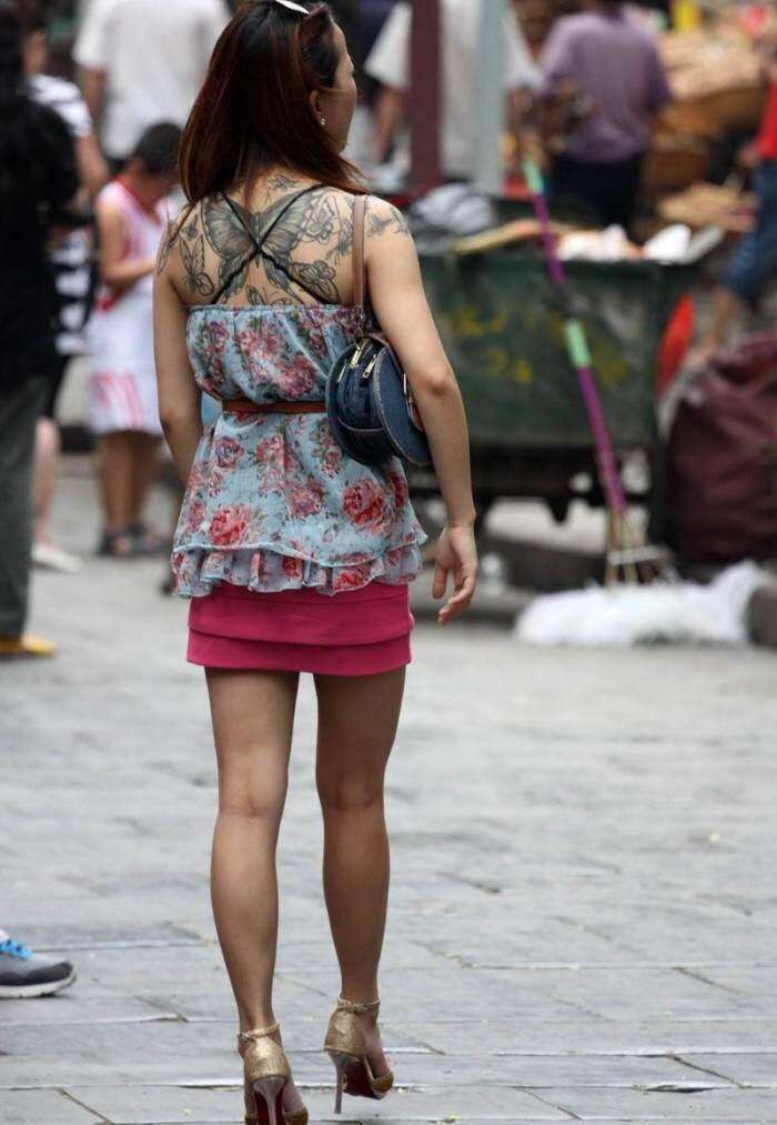 街拍: 气场冷艳的纹身姐姐, 腿型也这么好看