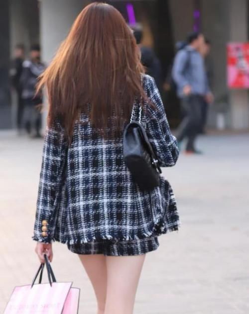  [风范]街拍：花枝招展的美女，一条一字肩连衣裙 ，时尚唯美气质风范