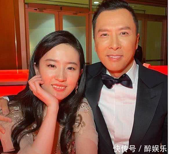 『手环』甄子丹一家四口全副武装现身返港,被戴追踪手环接受强制隔离