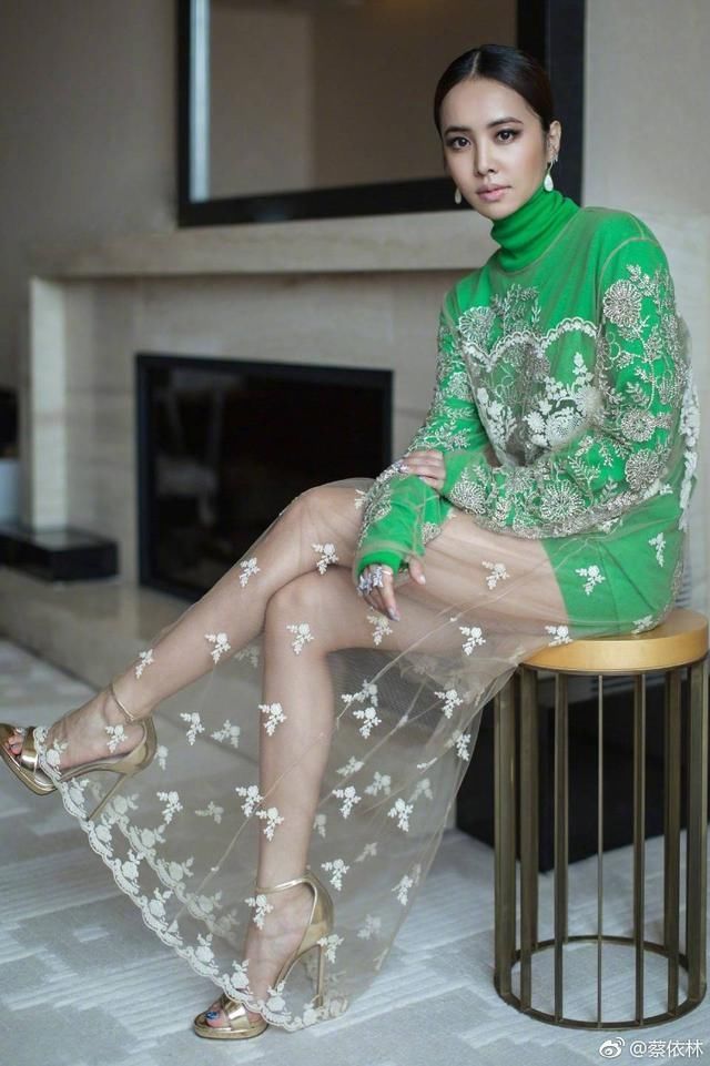 蔡依林这裙子像是缝起来的，布料用的很节省，看着好心酸!