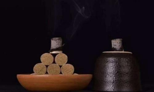  「烧成灰」艾草“烧成灰”抹在身上，收获3个好处，很多人白白浪费
