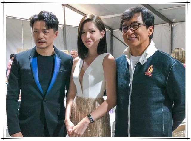 许玮甯真敢穿，深V直接开到胃，难怪身旁的成龙都笑开了花！