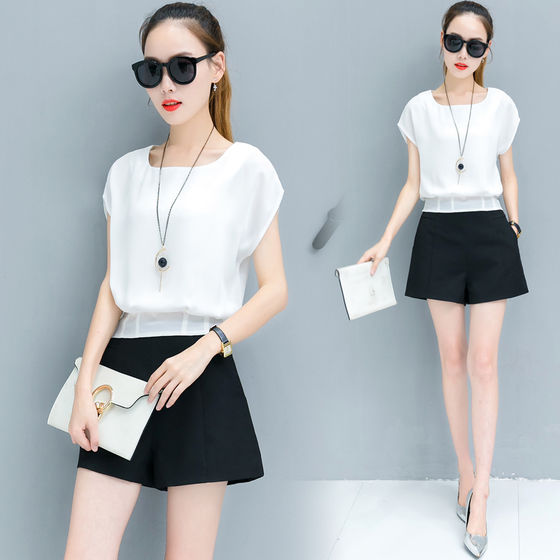 还别说，矮个子唯有穿这样的套装，不穿带跟的鞋子都贼显高，巨美