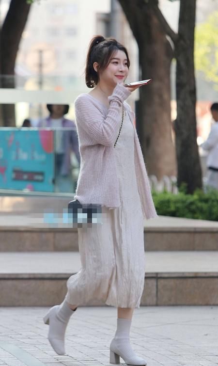  展现■街拍：小姐姐连衣裙搭高跟短靴展现柔美气质，清新自然