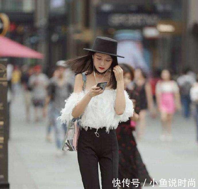 路人街拍，娇小美丽的漂亮小姐姐，白色露肩上衣很是时尚