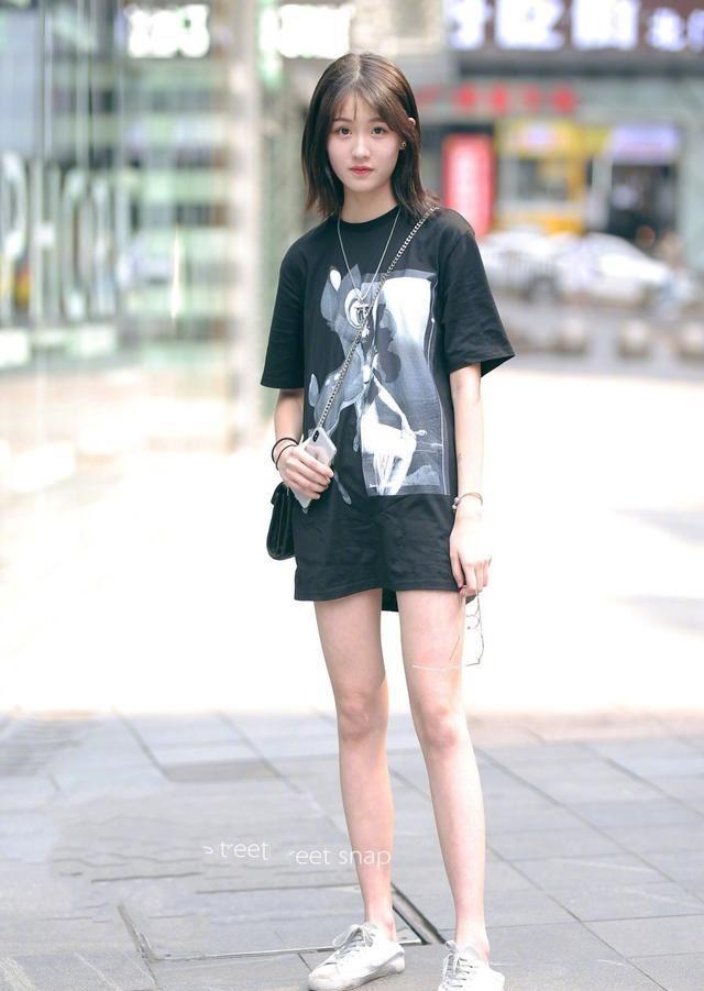 大连街拍，运动装也能穿搭出轻熟范，这样穿轻松让你成熟有范！