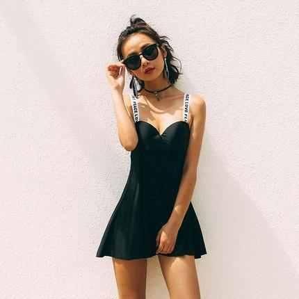 泳衣太露，不敢穿？今夏流行的连体泳衣，露比不露更显清纯小性感