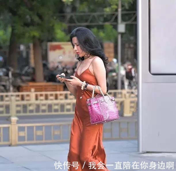 街头拍摄美女路人,时尚服装连衣裙,不经意间回眸,好美