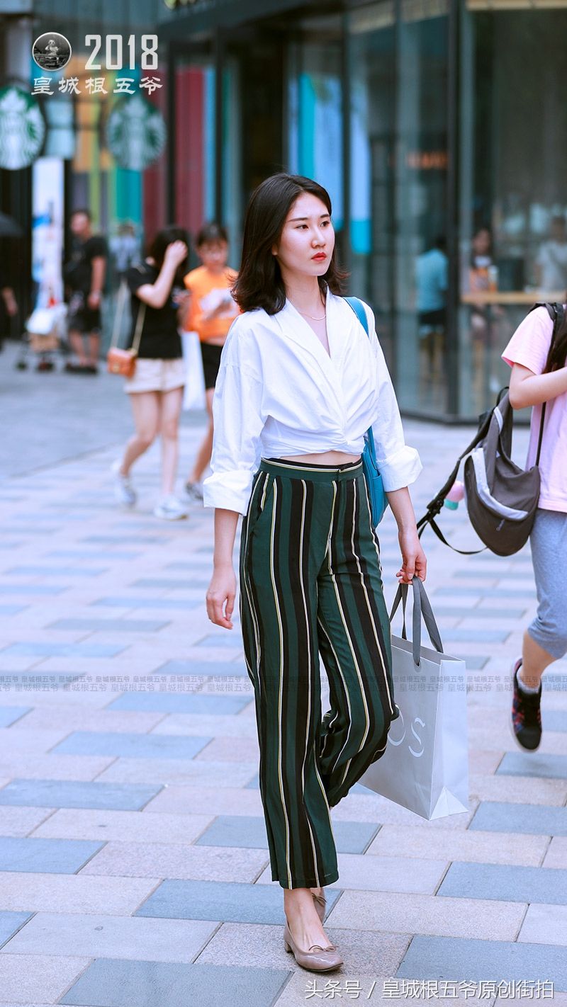 街拍:仲夏时节这样打扮既可爱又有小女人味