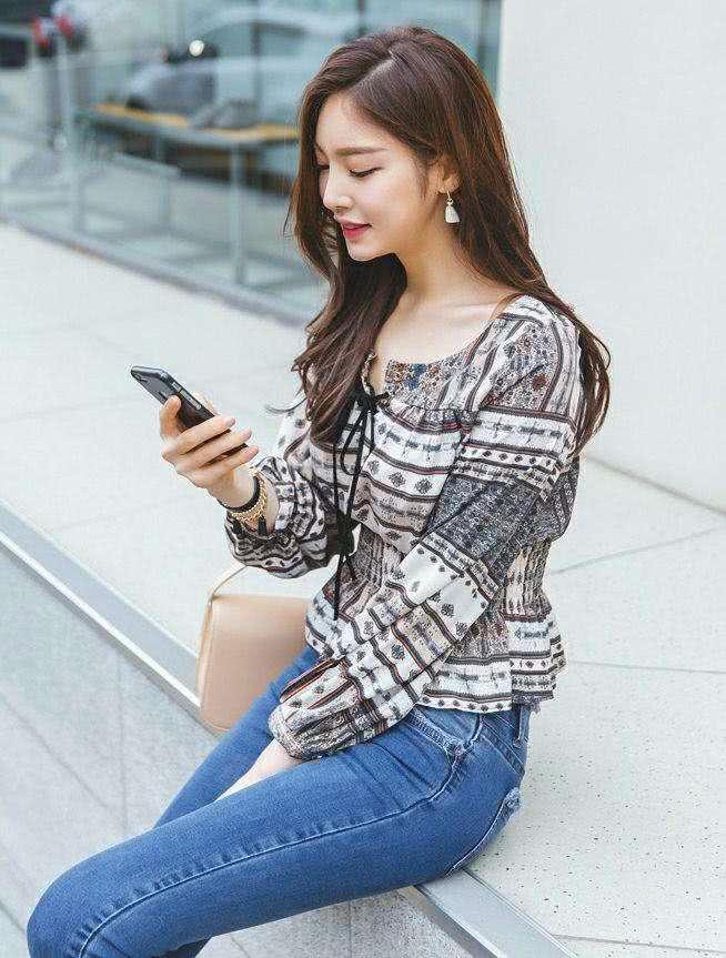 紧身裤穿搭让你看起来精神饱满，更有女人味