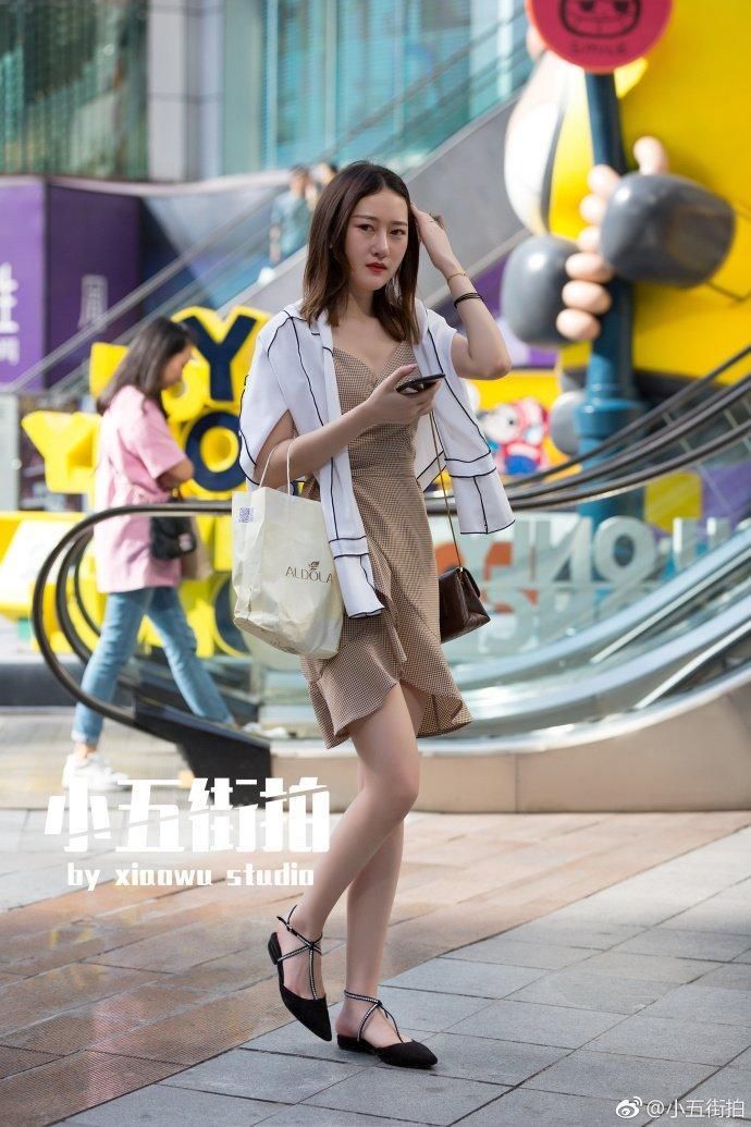 街拍:优雅复古的波点裙，无法抗拒的诱惑