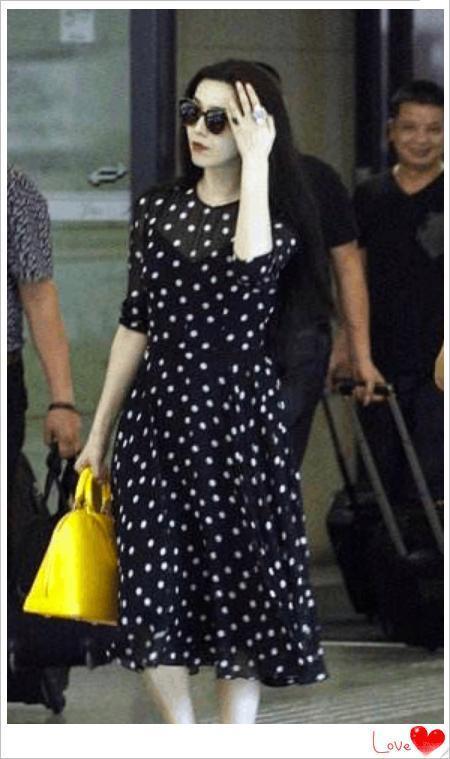 当37岁范冰冰穿波点裙撞上31岁张馨予, 网友: 李晨做出了错误选择