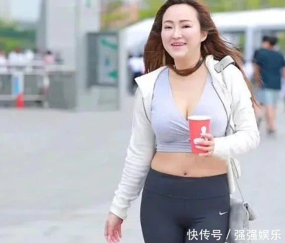 非常自信的成熟少妇，抹胸背心包裹圆滑线条迷翻路人，瑜伽裤紧绷