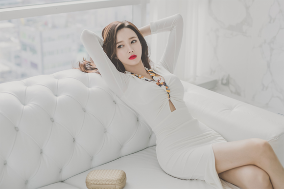 红唇美女李妍静紧身长裙完美曲线写真