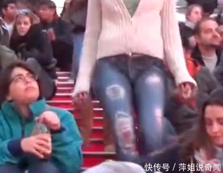 女孩腿上彩绘了一条牛仔裤逛街，没人看出来！幸亏当时没下雨！