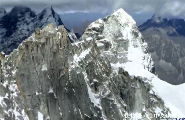 四川之旅:高空视角下的四姑娘山壮美风姿