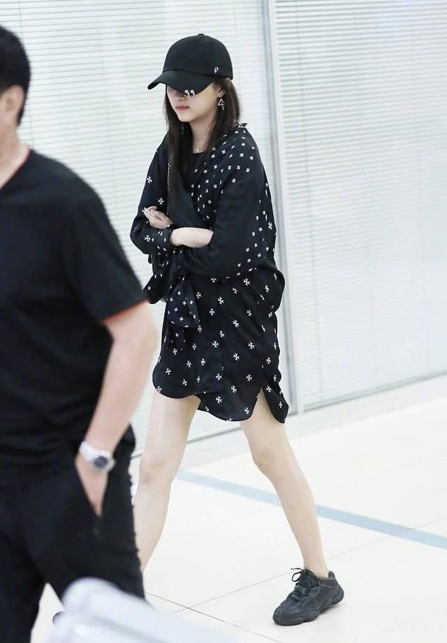 关晓彤低调出行，侧面一个动作险些走光，网友：这分明就是初中生