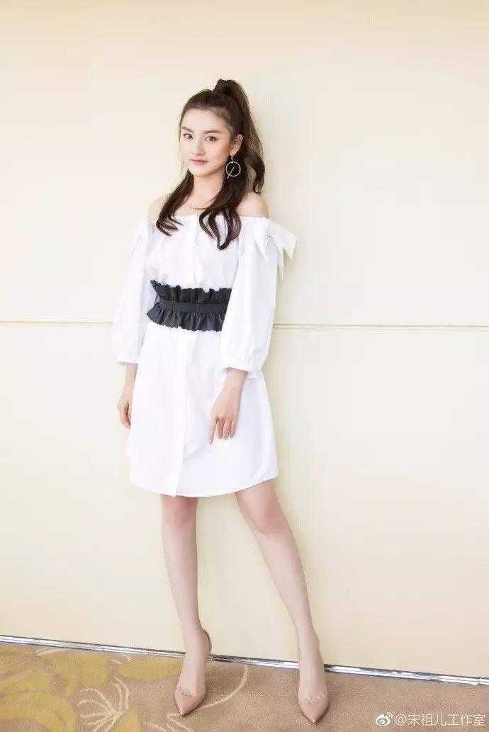 宋祖儿太大胆了, 牛仔短裤烂那么多, 网友: 三角区有点明显