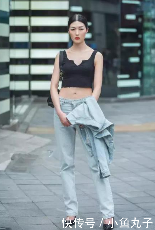 『短裙』街拍美女:小姐姐美搭短裙,提升个人魅力,彰显曼妙曲线!