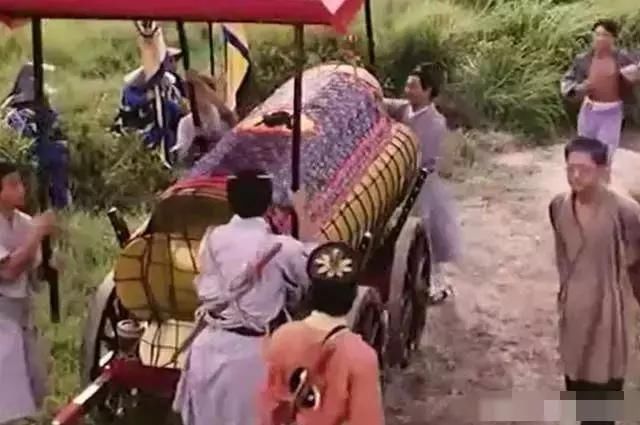 这部没有林正英的僵尸片,依然是经典,秒杀现在