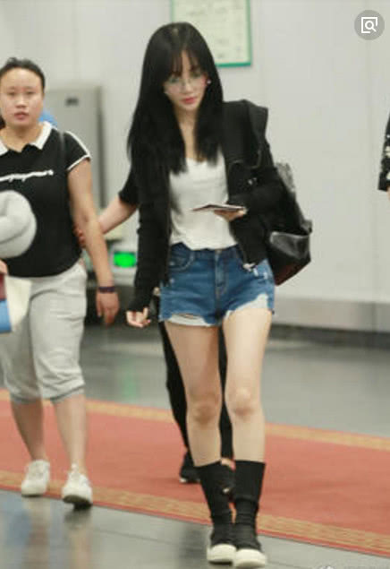 李小璐破烂短裤引争议，36岁的她越来越大胆，和不穿有区别吗