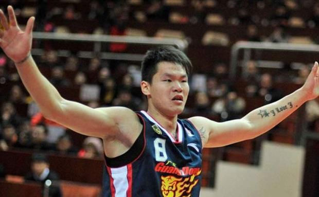 上校@朱芳雨为什么进不了NBA,网友:在班里打主力,还想选上校队?