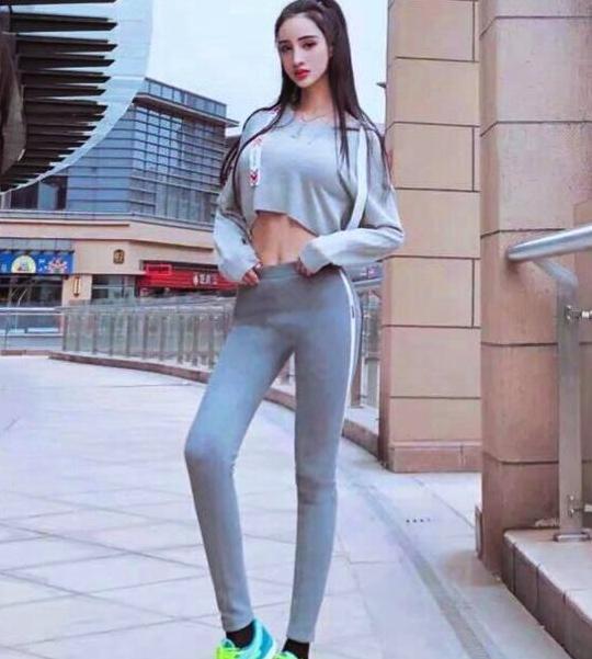 街拍：时尚甜美的紧身打底裤美女，成为目光的焦点