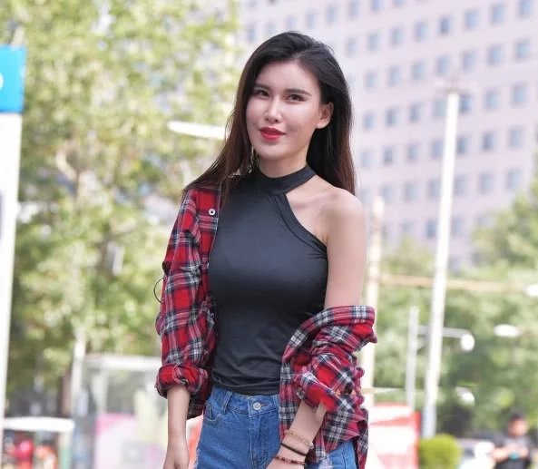 气质小姐姐穿格子衫，身材前凸后翘凸凹有致