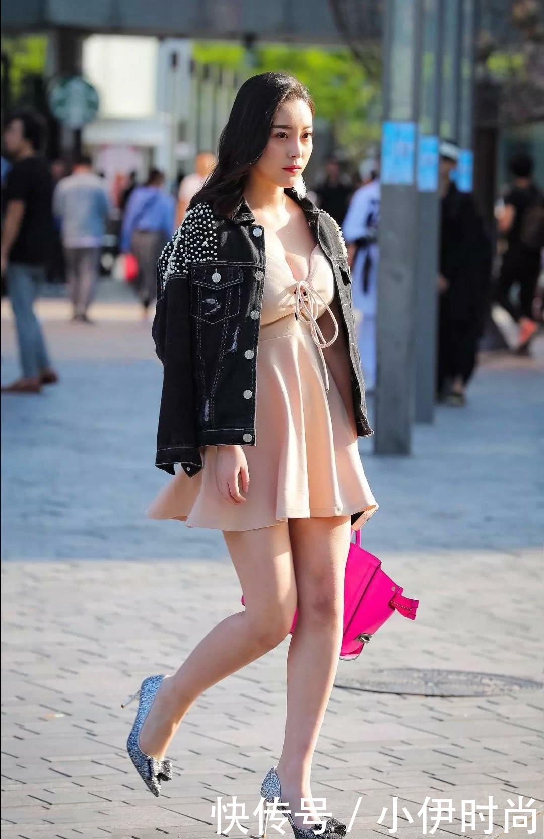 气质小姐姐吊带连衣裙尽显轻熟女范儿，网友：真让人羡慕嫉妒恨