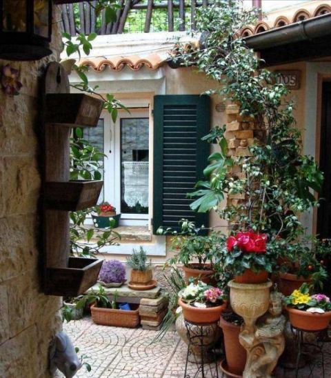 庭院不需太奢华，或一盆花，或一个老物件就能让庭院惬意起来