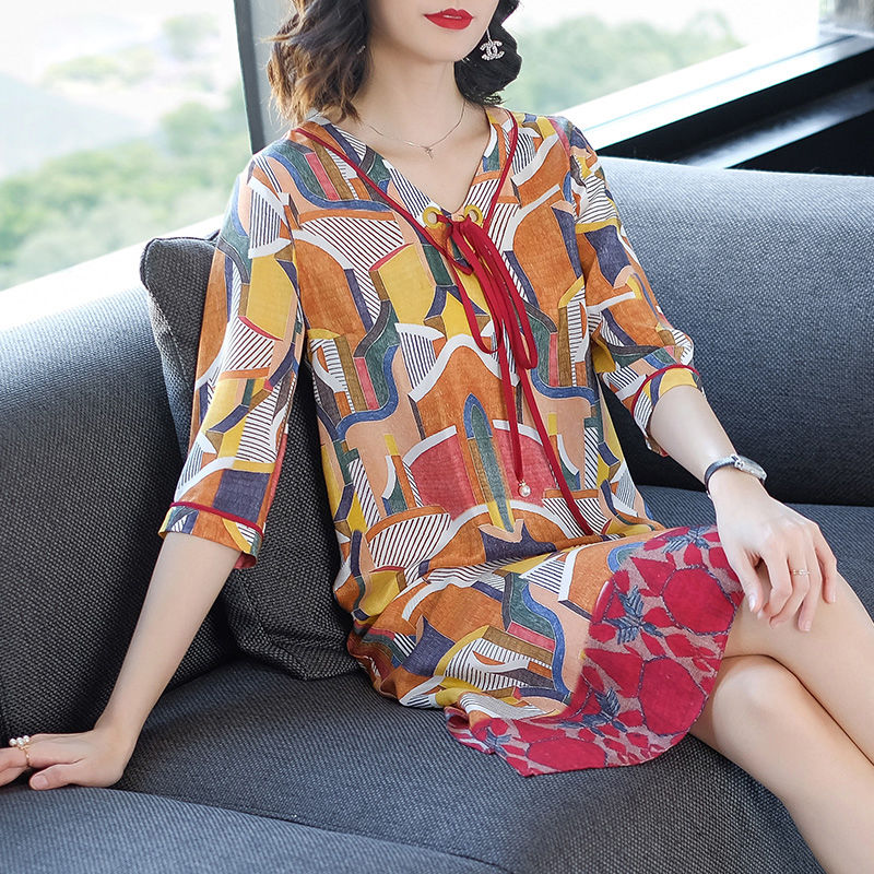 媳妇胆子太大了，这么“露”的连衣裙也敢穿出门，但确实性感迷人