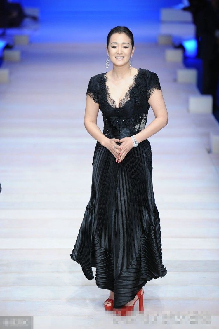 52岁巩俐还敢穿白色紧身裙!网友:肚子上一圈圈的肉,辣眼睛!