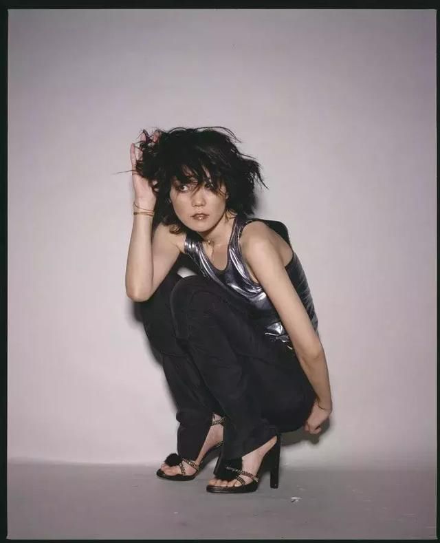 在穿衣服这件事上，王菲永远也不会过气