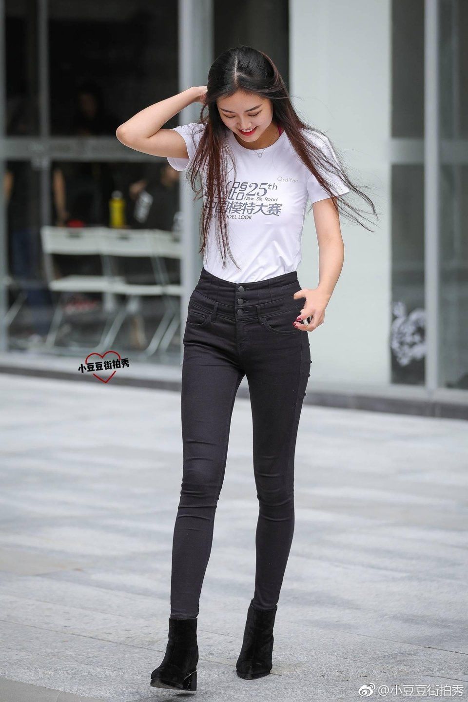 一点点街拍：模特大赛上的美女姐姐，笑容满面很漂亮，身段那么好