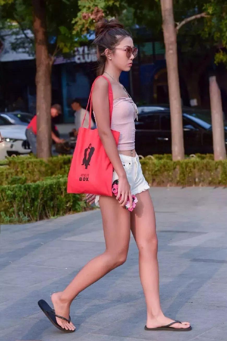 粉色露脐背心搭配白色热裤,温婉如水不羁性感