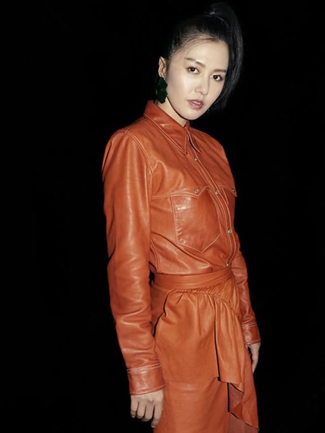 35岁谭维维与34岁唐嫣，穿同一套裙装，看上去却不止1岁年龄差！