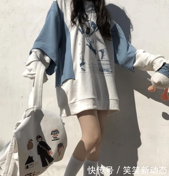 「印花图案」穿卫衣别再搭牛仔裤了，学学网红这种五五开穿法，个性又显腿长
