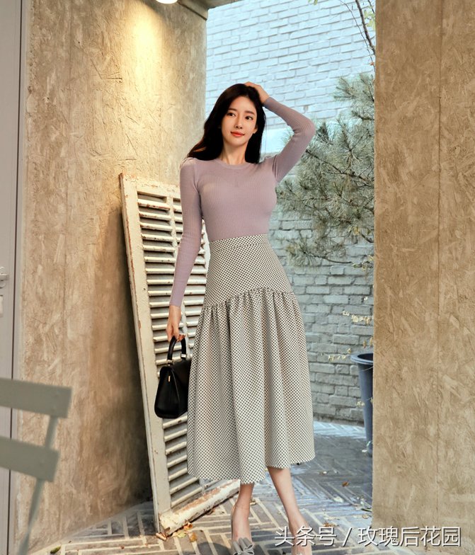 模特一袭浅蓝色长裙彰显女人魅力,脚穿高跟鞋搭配很时尚