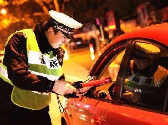 停车后交警要开罚单,车主一句话后免罚!交警说