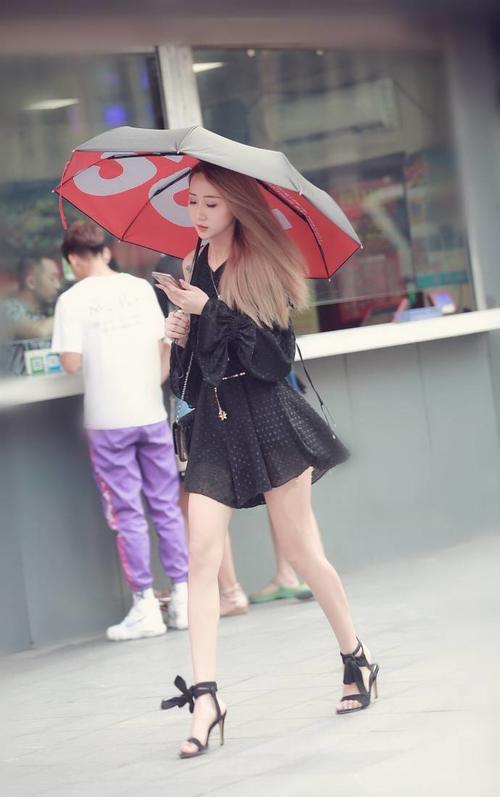 路人街拍：闺蜜一起上街，当然要开心地笑，小姐姐的锁骨都很性感